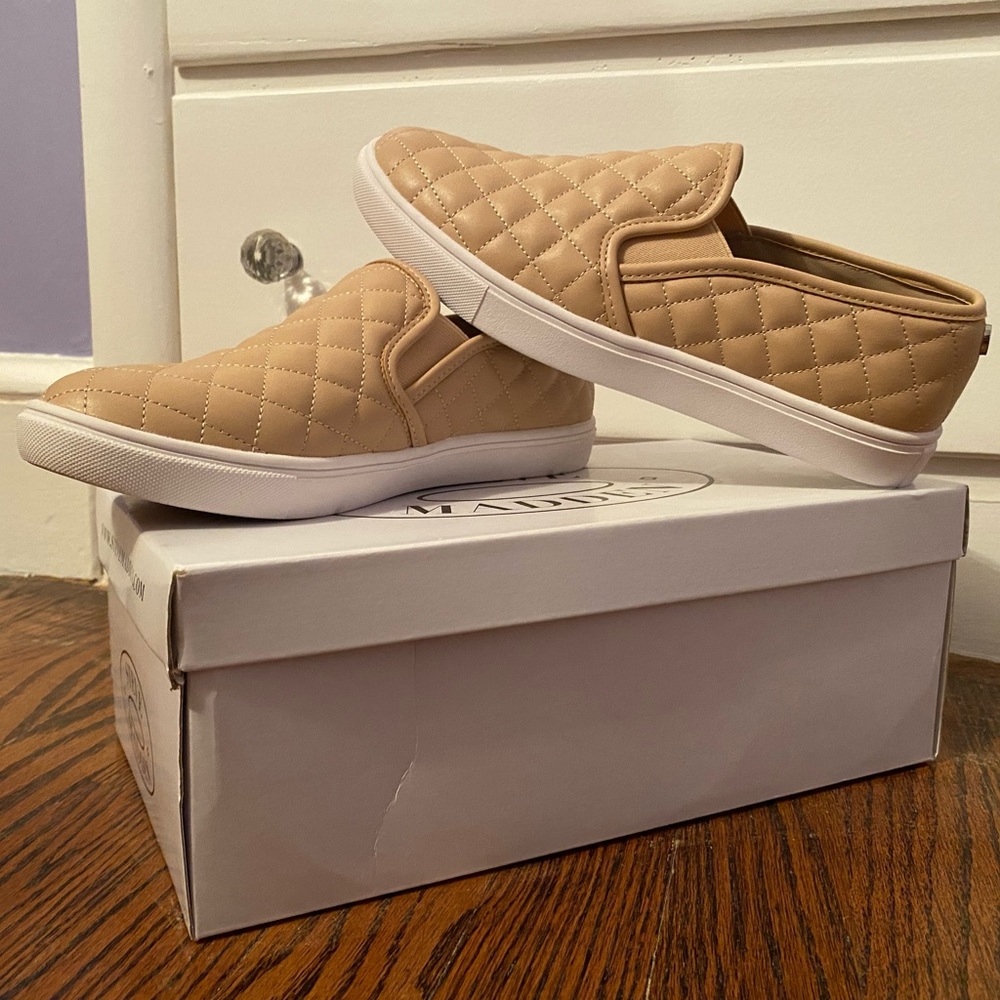 Steve Madden Ecentrcq Nude slip ons